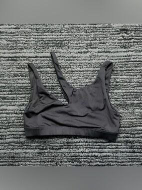 Alo Yoga Peak Bra Asymmetrical Cutout Black Crop Top